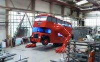 Un bus de dos pisos que hace flexiones